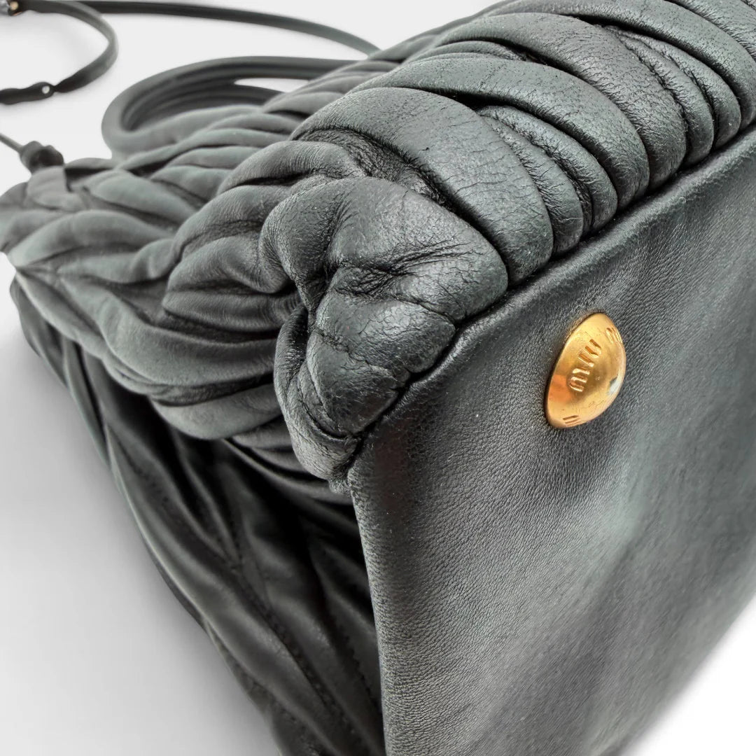 https://cdn.shopify.com/s/files/1/0564/9376/8855/files/Miu_Miu_Handtasche_Matelasse_aus_Leder_schwarz_vintage_handbag9016.webp?v=1760052482