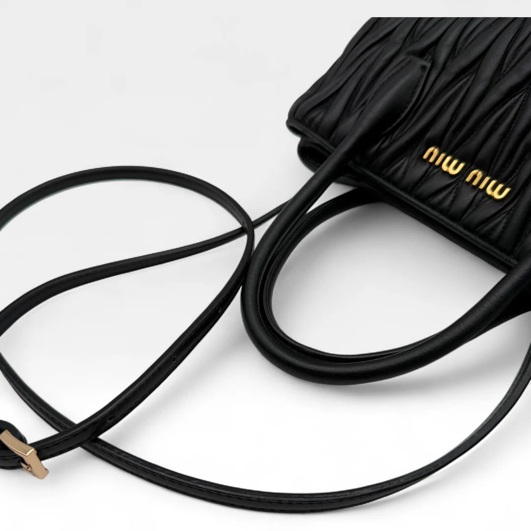 https://cdn.shopify.com/s/files/1/0564/9376/8855/files/Miu_Miu_Handtasche_Matelasse_aus_Leder_schwarz_vintage_handbag9017.webp?v=1760052482