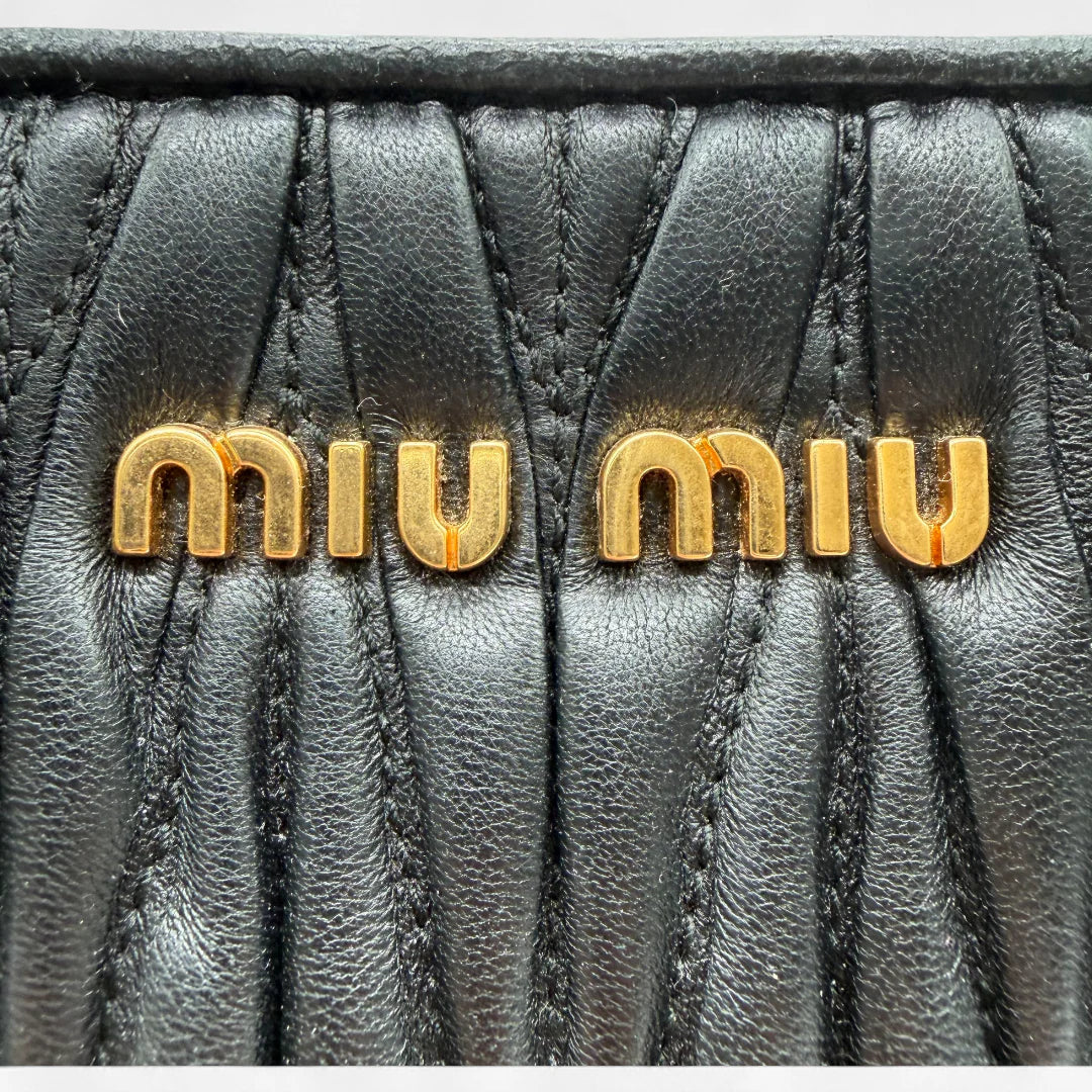 https://cdn.shopify.com/s/files/1/0564/9376/8855/files/Miu_Miu_Handtasche_Matelasse_aus_Leder_schwarz_vintage_handbag9018.webp?v=1760052483