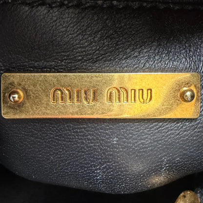 https://cdn.shopify.com/s/files/1/0564/9376/8855/files/Miu_Miu_Handtasche_Matelasse_aus_Leder_schwarz_vintage_handbag9022.webp?v=1760052483