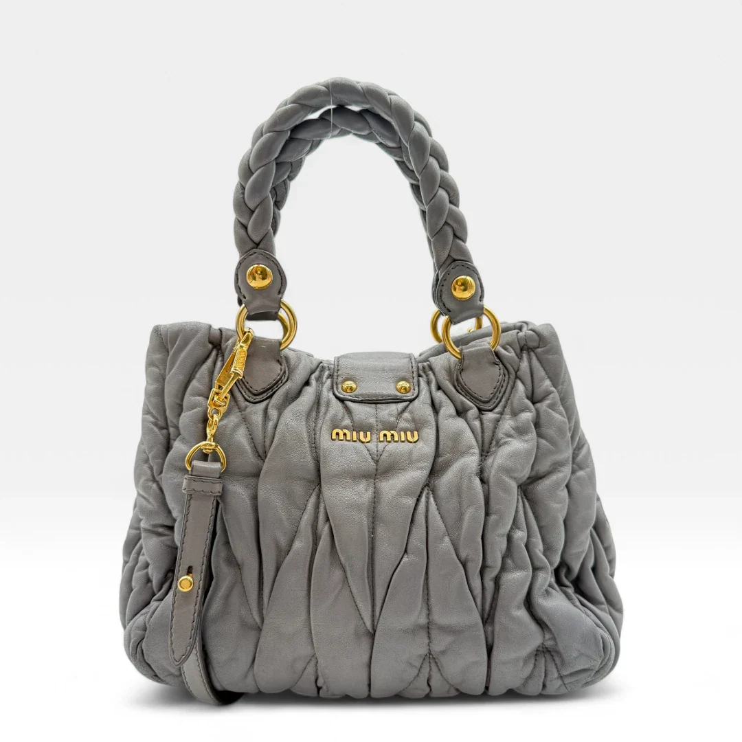 https://cdn.shopify.com/s/files/1/0564/9376/8855/files/Miu_Miu_Handtasche_Matellasse_aus_Leder_grau8367.webp?v=1757509271