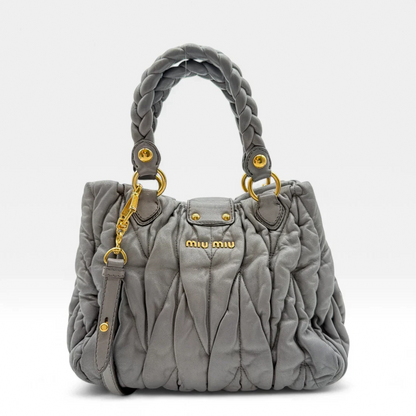 https://cdn.shopify.com/s/files/1/0564/9376/8855/files/Miu_Miu_Handtasche_Matellasse_aus_Leder_grau8367.webp?v=1757509271