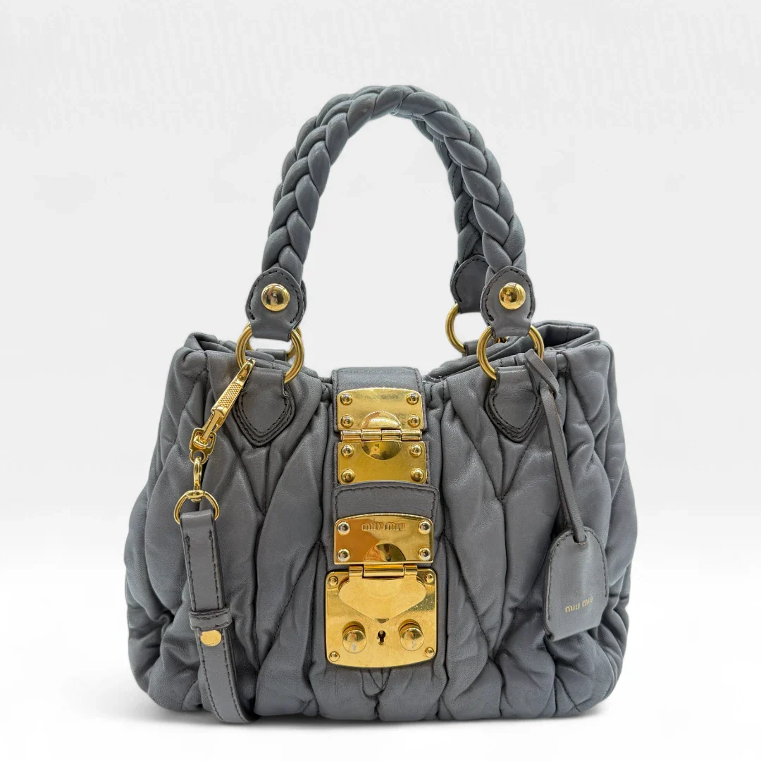 https://cdn.shopify.com/s/files/1/0564/9376/8855/files/Miu_Miu_Handtasche_Matellasse_aus_Leder_grau8369.webp?v=1757509271
