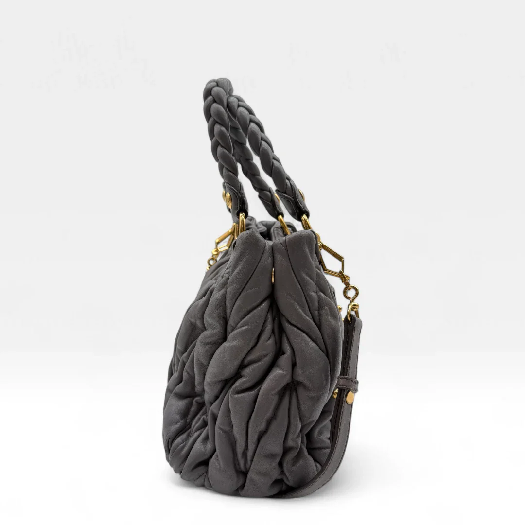 https://cdn.shopify.com/s/files/1/0564/9376/8855/files/Miu_Miu_Handtasche_Matellasse_aus_Leder_grau8371.webp?v=1757509205