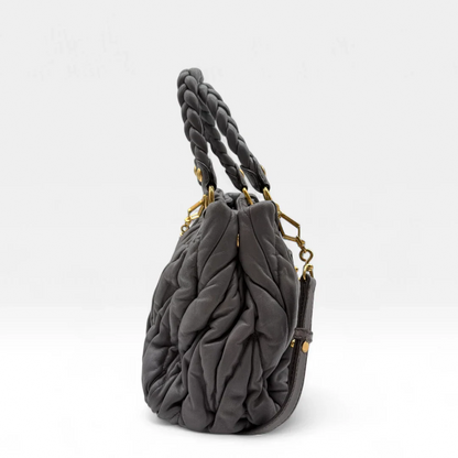 https://cdn.shopify.com/s/files/1/0564/9376/8855/files/Miu_Miu_Handtasche_Matellasse_aus_Leder_grau8371.webp?v=1757509205