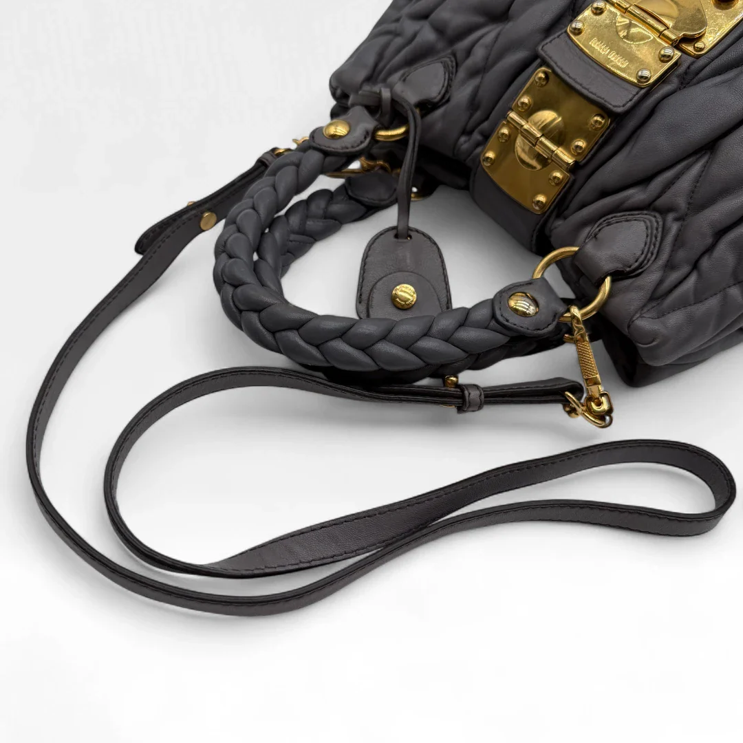 https://cdn.shopify.com/s/files/1/0564/9376/8855/files/Miu_Miu_Handtasche_Matellasse_aus_Leder_grau8377.webp?v=1757509205