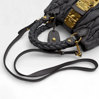 https://cdn.shopify.com/s/files/1/0564/9376/8855/files/Miu_Miu_Handtasche_Matellasse_aus_Leder_grau8377.webp?v=1757509205