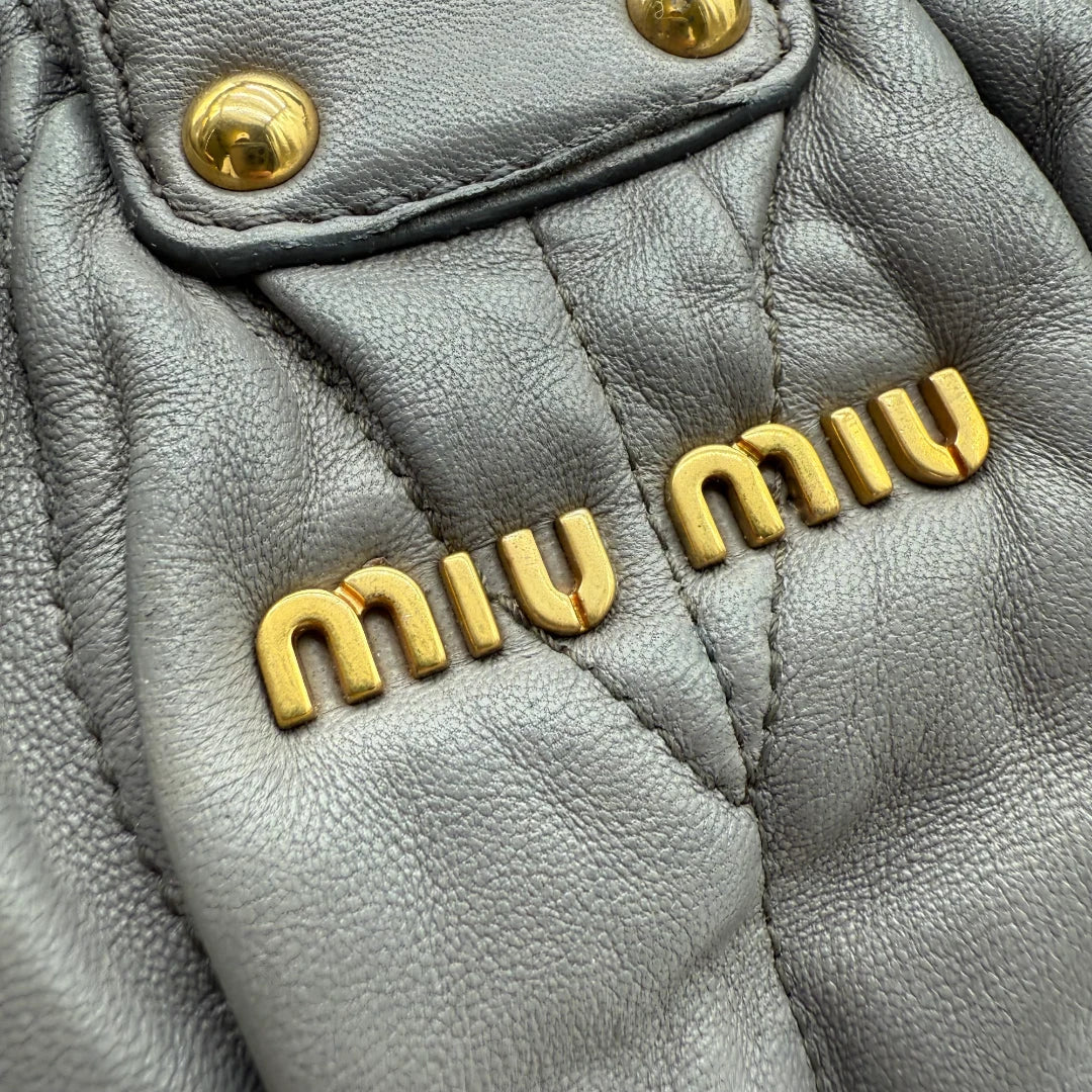 https://cdn.shopify.com/s/files/1/0564/9376/8855/files/Miu_Miu_Handtasche_Matellasse_aus_Leder_grau8378.webp?v=1757509206