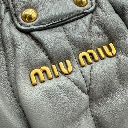 https://cdn.shopify.com/s/files/1/0564/9376/8855/files/Miu_Miu_Handtasche_Matellasse_aus_Leder_grau8378.webp?v=1757509206