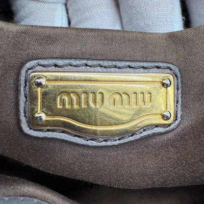 https://cdn.shopify.com/s/files/1/0564/9376/8855/files/Miu_Miu_Handtasche_Matellasse_aus_Leder_grau8383.webp?v=1757509204
