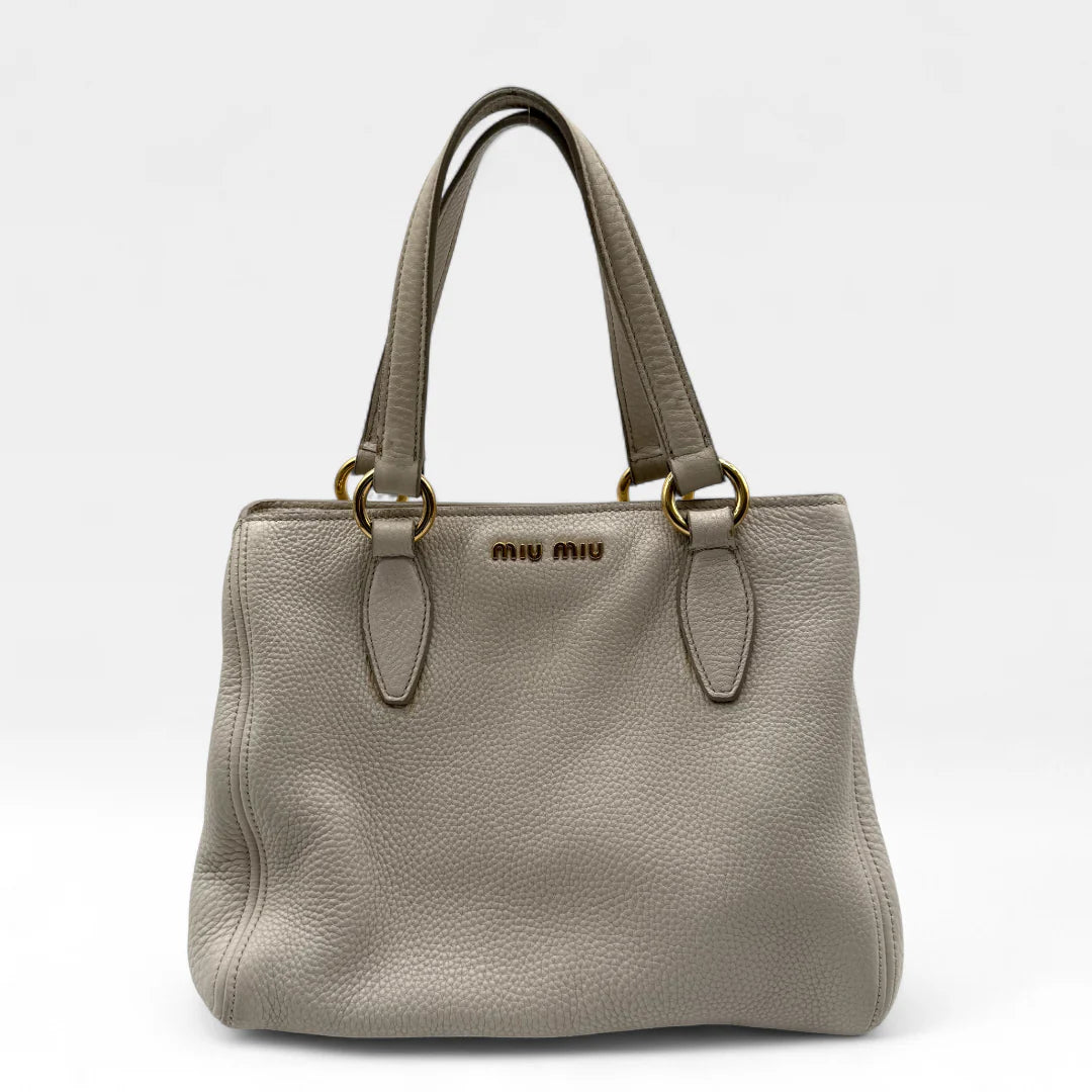 https://cdn.shopify.com/s/files/1/0564/9376/8855/files/Miu_Miu_Handtasche_Vitello_Caribou_aus_Leder_weiss_vintage_handbag1619.webp?v=1761824353