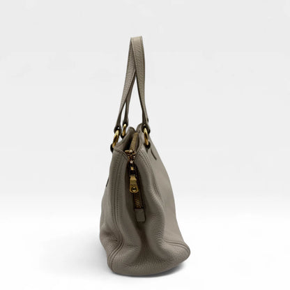 https://cdn.shopify.com/s/files/1/0564/9376/8855/files/Miu_Miu_Handtasche_Vitello_Caribou_aus_Leder_weiss_vintage_handbag1622.webp?v=1761824235