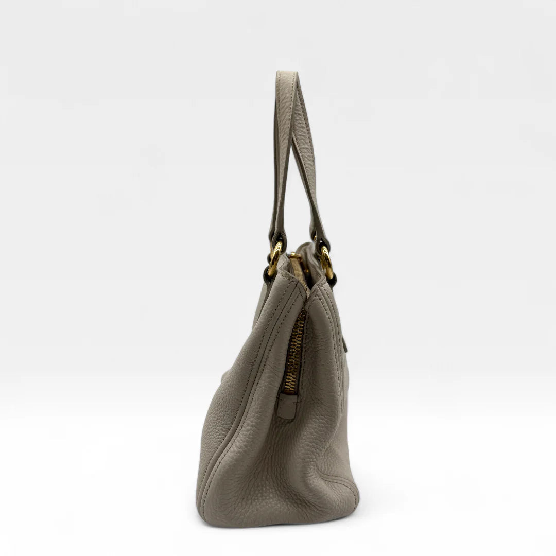 https://cdn.shopify.com/s/files/1/0564/9376/8855/files/Miu_Miu_Handtasche_Vitello_Caribou_aus_Leder_weiss_vintage_handbag1623.webp?v=1761824235