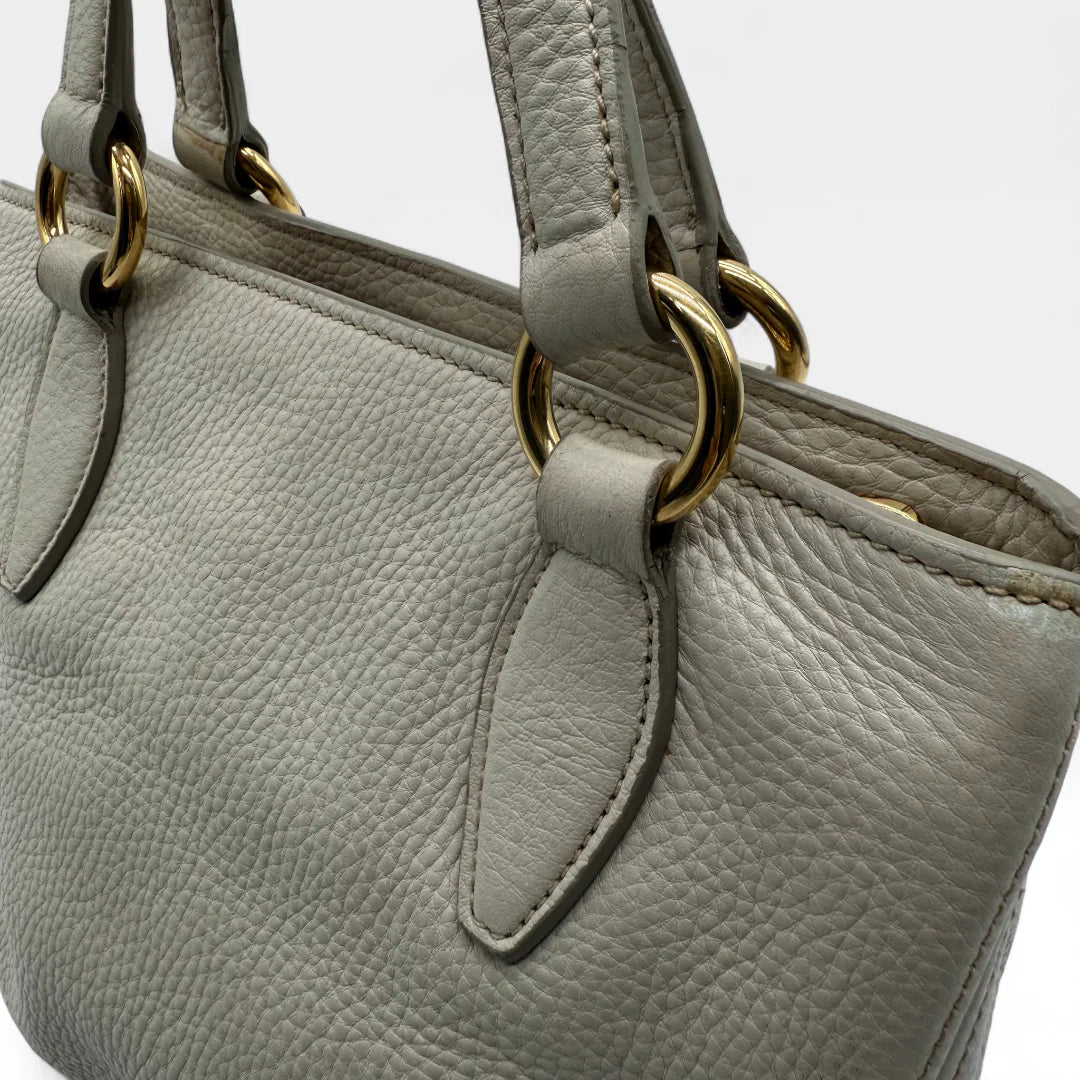 https://cdn.shopify.com/s/files/1/0564/9376/8855/files/Miu_Miu_Handtasche_Vitello_Caribou_aus_Leder_weiss_vintage_handbag1635.webp?v=1761824236