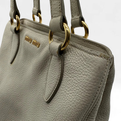 https://cdn.shopify.com/s/files/1/0564/9376/8855/files/Miu_Miu_Handtasche_Vitello_Caribou_aus_Leder_weiss_vintage_handbag1636.webp?v=1761824236