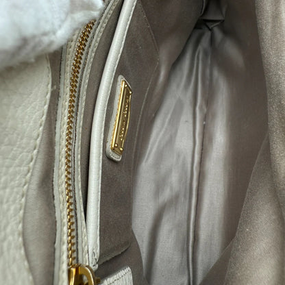 https://cdn.shopify.com/s/files/1/0564/9376/8855/files/Miu_Miu_Handtasche_Vitello_Caribou_aus_Leder_weiss_vintage_handbag1638.webp?v=1761824236