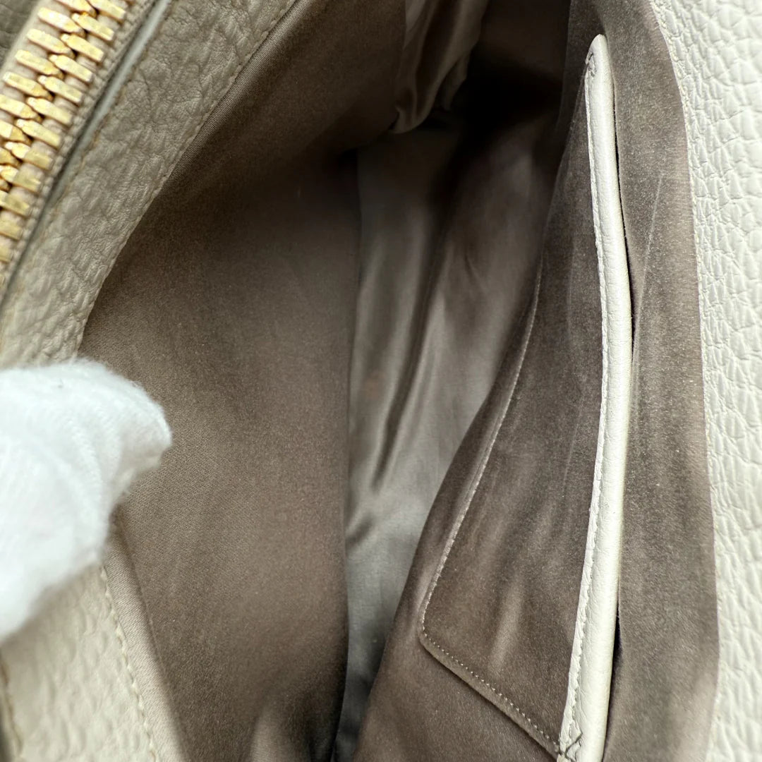 https://cdn.shopify.com/s/files/1/0564/9376/8855/files/Miu_Miu_Handtasche_Vitello_Caribou_aus_Leder_weiss_vintage_handbag1639.webp?v=1761824237
