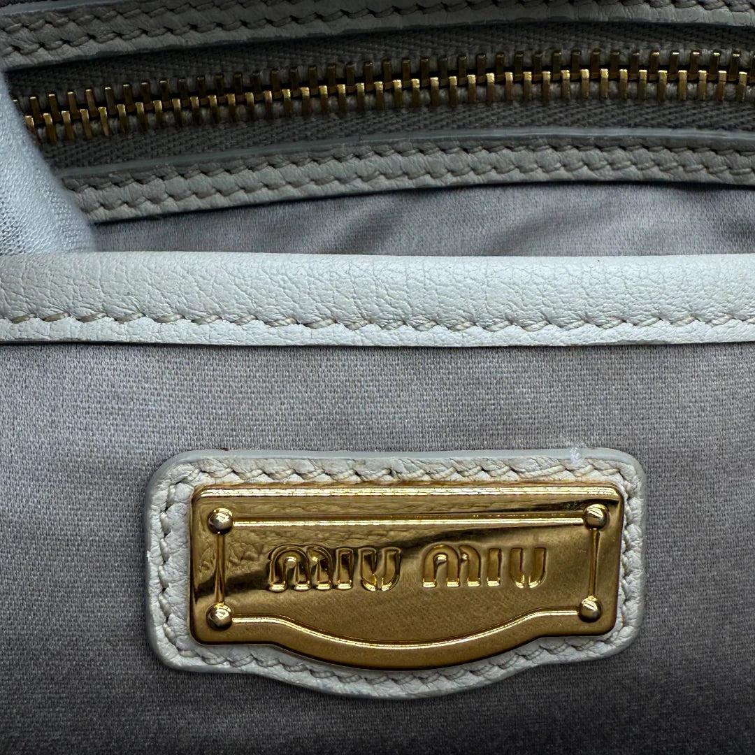https://cdn.shopify.com/s/files/1/0564/9376/8855/files/Miu_Miu_Handtasche_Vitello_Caribou_aus_Leder_weiss_vintage_handbag1641.webp?v=1761824236