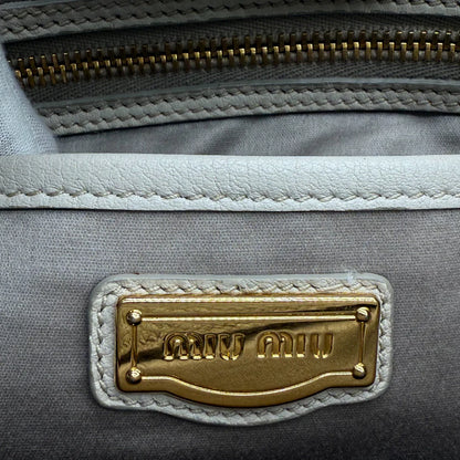 https://cdn.shopify.com/s/files/1/0564/9376/8855/files/Miu_Miu_Handtasche_Vitello_Caribou_aus_Leder_weiss_vintage_handbag1641.webp?v=1761824236
