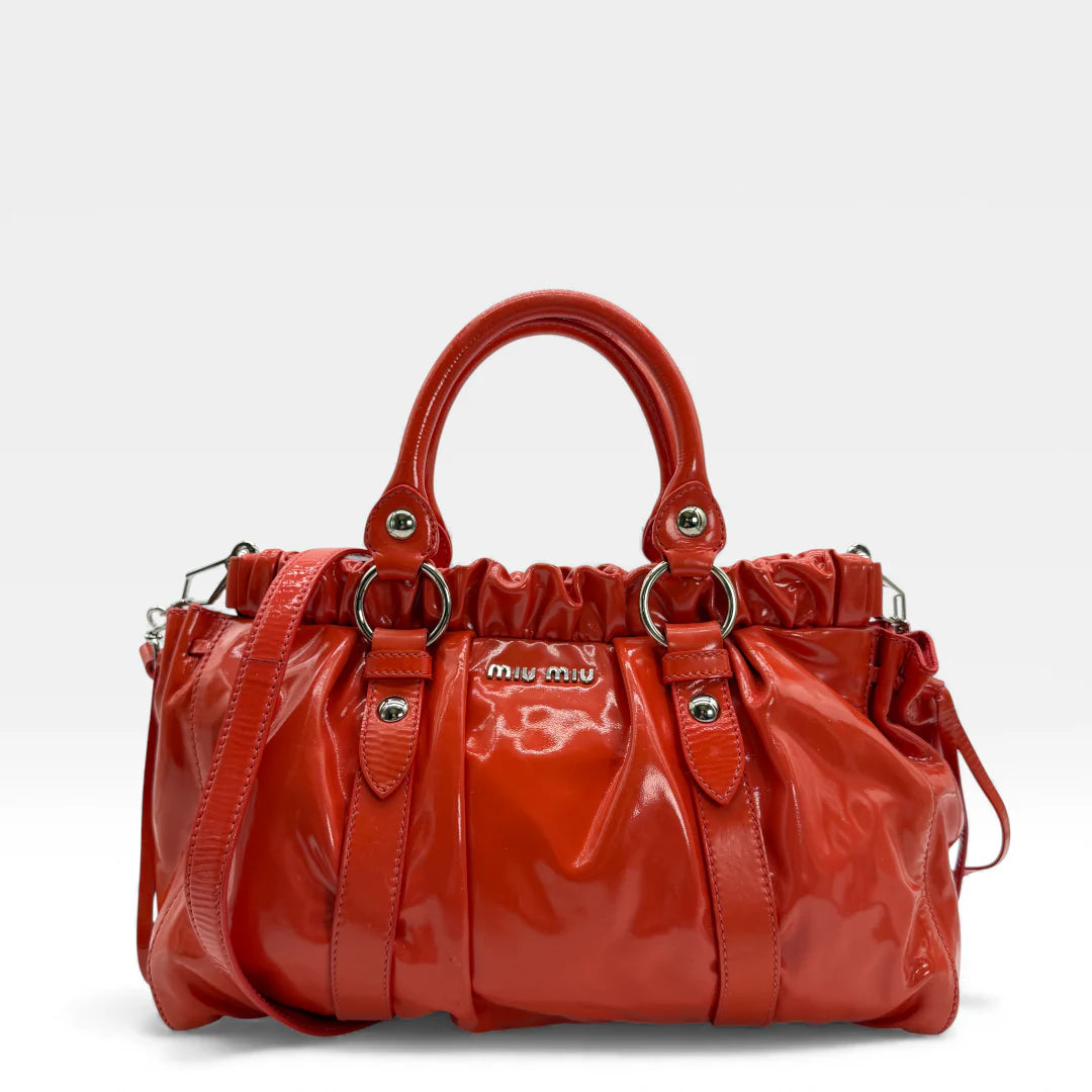 https://cdn.shopify.com/s/files/1/0564/9376/8855/files/Miu_Miu_Handtasche_Vitello_Lux_aus_Lackleder_rot_vintage_handbag_4561.webp?v=1765401459