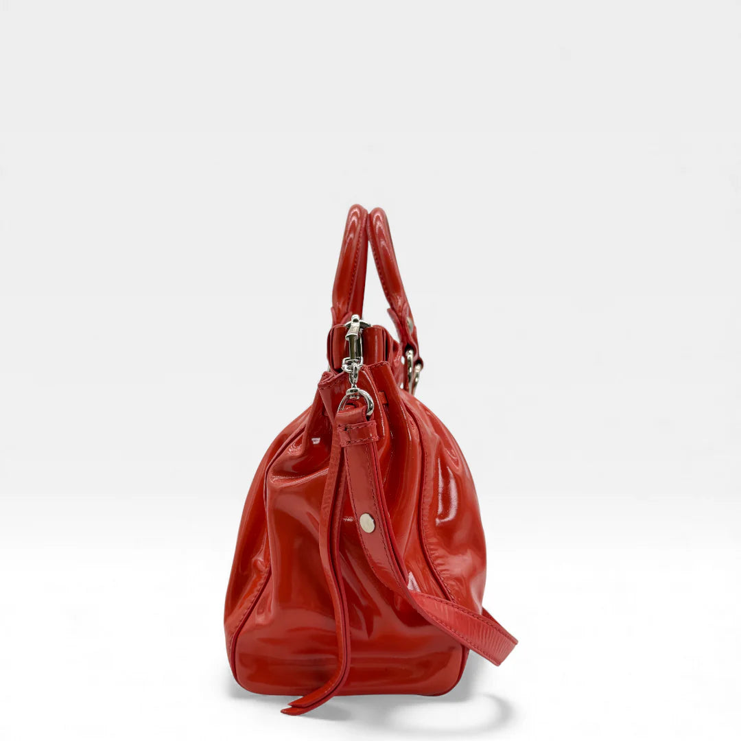 https://cdn.shopify.com/s/files/1/0564/9376/8855/files/Miu_Miu_Handtasche_Vitello_Lux_aus_Lackleder_rot_vintage_handbag_4567.webp?v=1765401274