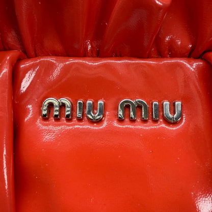 https://cdn.shopify.com/s/files/1/0564/9376/8855/files/Miu_Miu_Handtasche_Vitello_Lux_aus_Lackleder_rot_vintage_handbag_4574.webp?v=1765401274