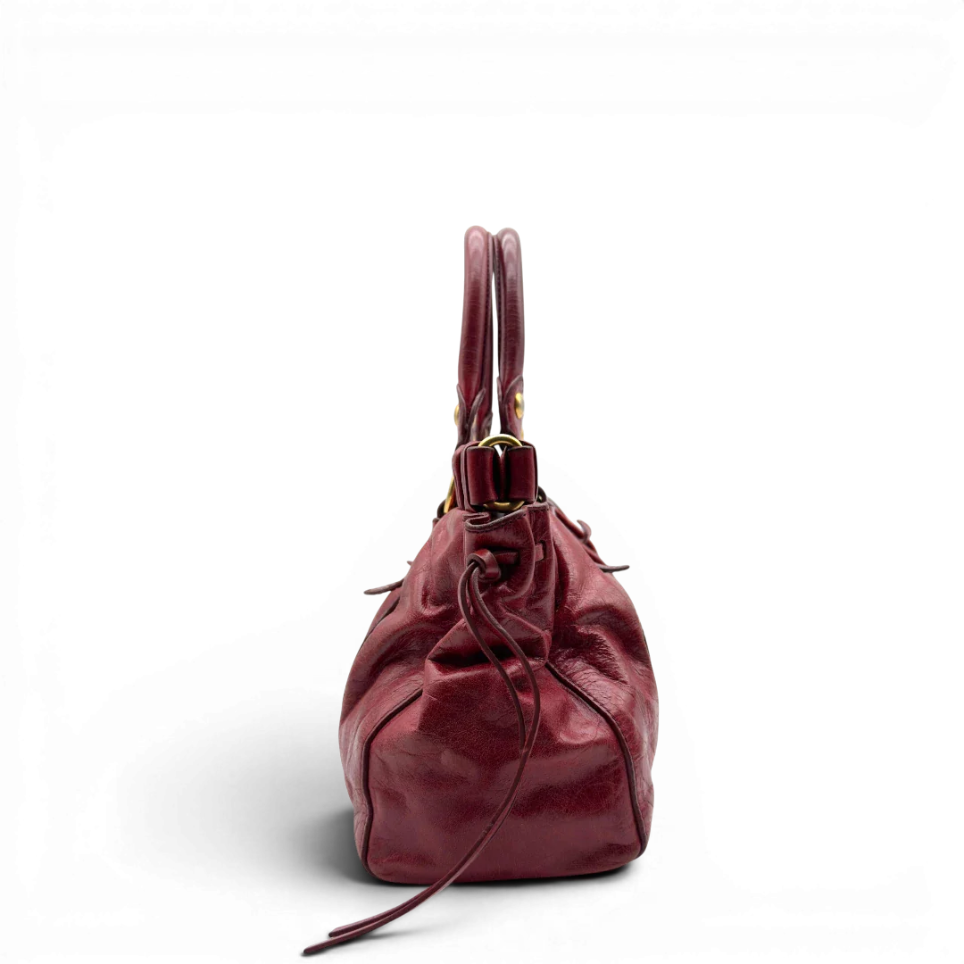 https://cdn.shopify.com/s/files/1/0564/9376/8855/files/Miu_Miu_Handtasche_Vitello_Lux_aus_Leder_dunkelrot_vintage7257.webp?v=1778681885