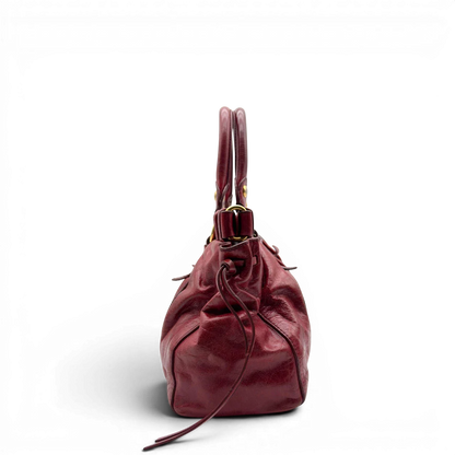 https://cdn.shopify.com/s/files/1/0564/9376/8855/files/Miu_Miu_Handtasche_Vitello_Lux_aus_Leder_dunkelrot_vintage7257.webp?v=1778681885