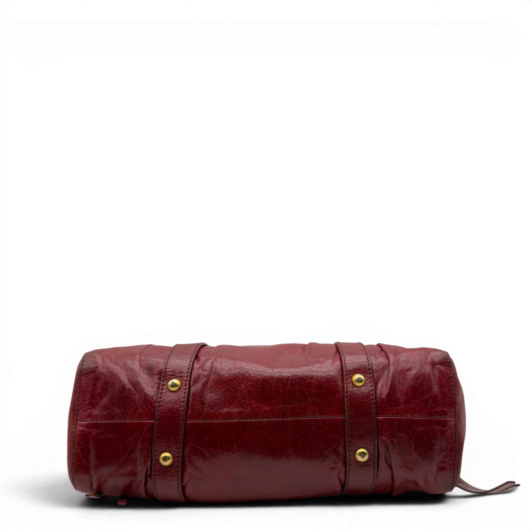 https://cdn.shopify.com/s/files/1/0564/9376/8855/files/Miu_Miu_Handtasche_Vitello_Lux_aus_Leder_dunkelrot_vintage7259.webp?v=1778681884