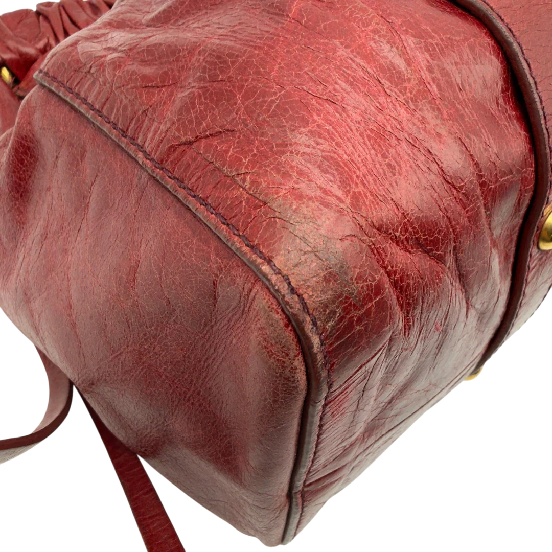 https://cdn.shopify.com/s/files/1/0564/9376/8855/files/Miu_Miu_Handtasche_Vitello_Lux_aus_Leder_dunkelrot_vintage7261.webp?v=1778681885