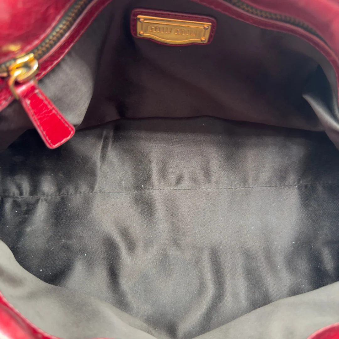 https://cdn.shopify.com/s/files/1/0564/9376/8855/files/Miu_Miu_Handtasche_Vitello_Lux_aus_Leder_dunkelrot_vintage7269.webp?v=1778681884