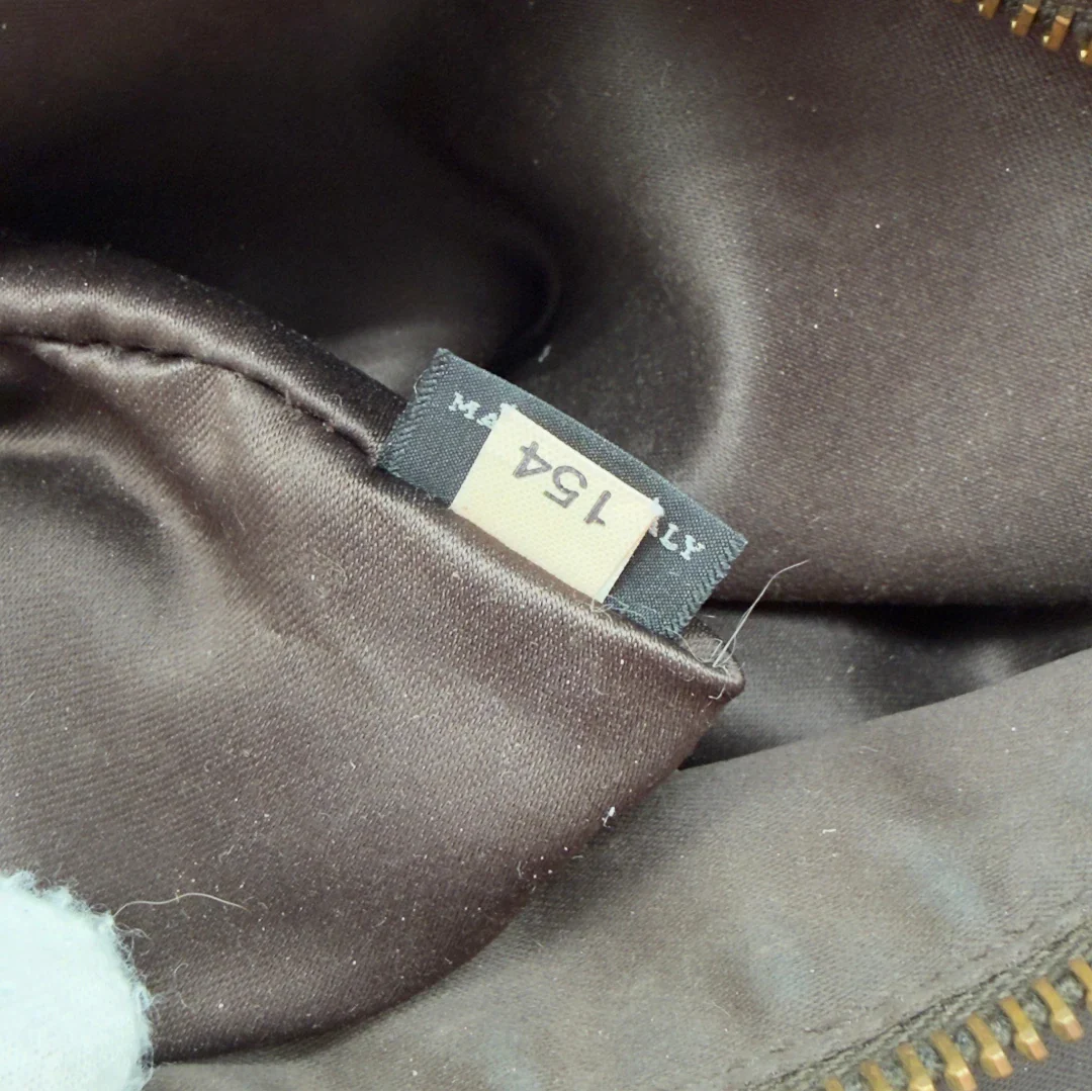 https://cdn.shopify.com/s/files/1/0564/9376/8855/files/Miu_Miu_Handtasche_Vitello_Lux_aus_Leder_dunkelrot_vintage7271.webp?v=1778681884