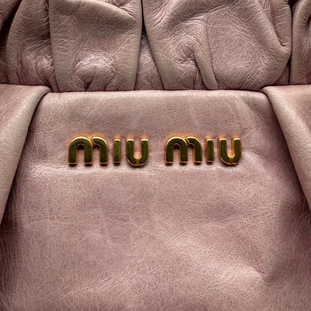 https://cdn.shopify.com/s/files/1/0564/9376/8855/files/Miu_Miu_Handtasche_Vitello_Lux_mit_Umhangegurt_Leder_rosa_vintage4316.webp?v=1775654041