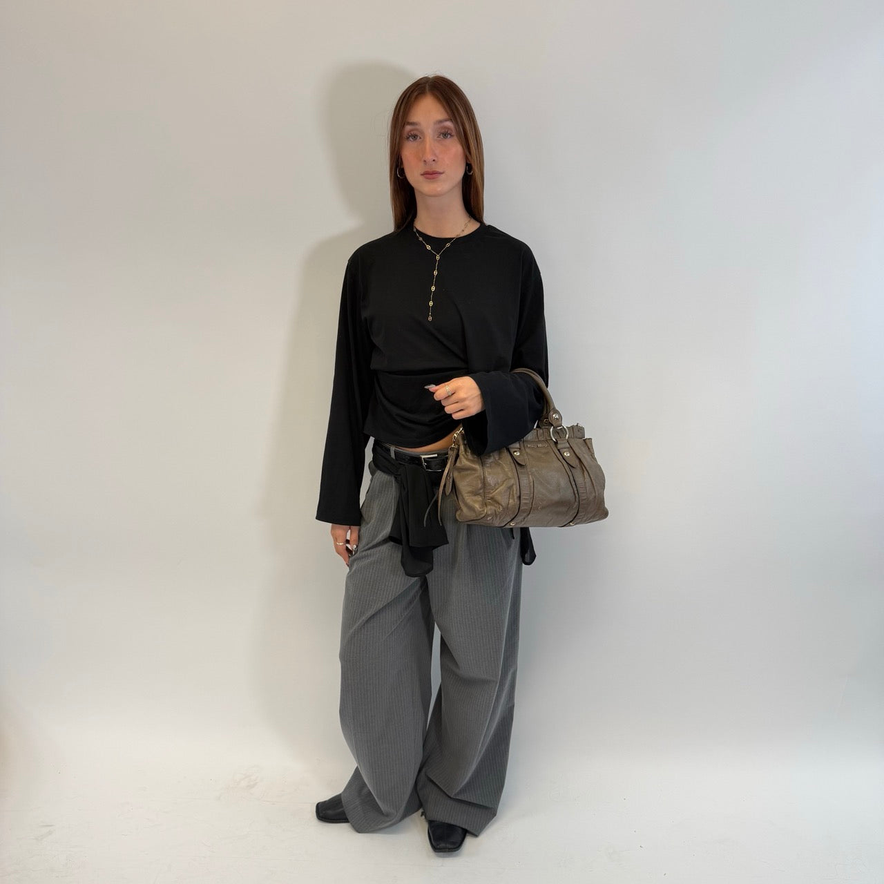 https://cdn.shopify.com/s/files/1/0564/9376/8855/files/Miu_Miu_Handtasche_Vitello_Lux_mit_Umhangegurt_aus_Leder_beige_1.jpg?v=1784794035