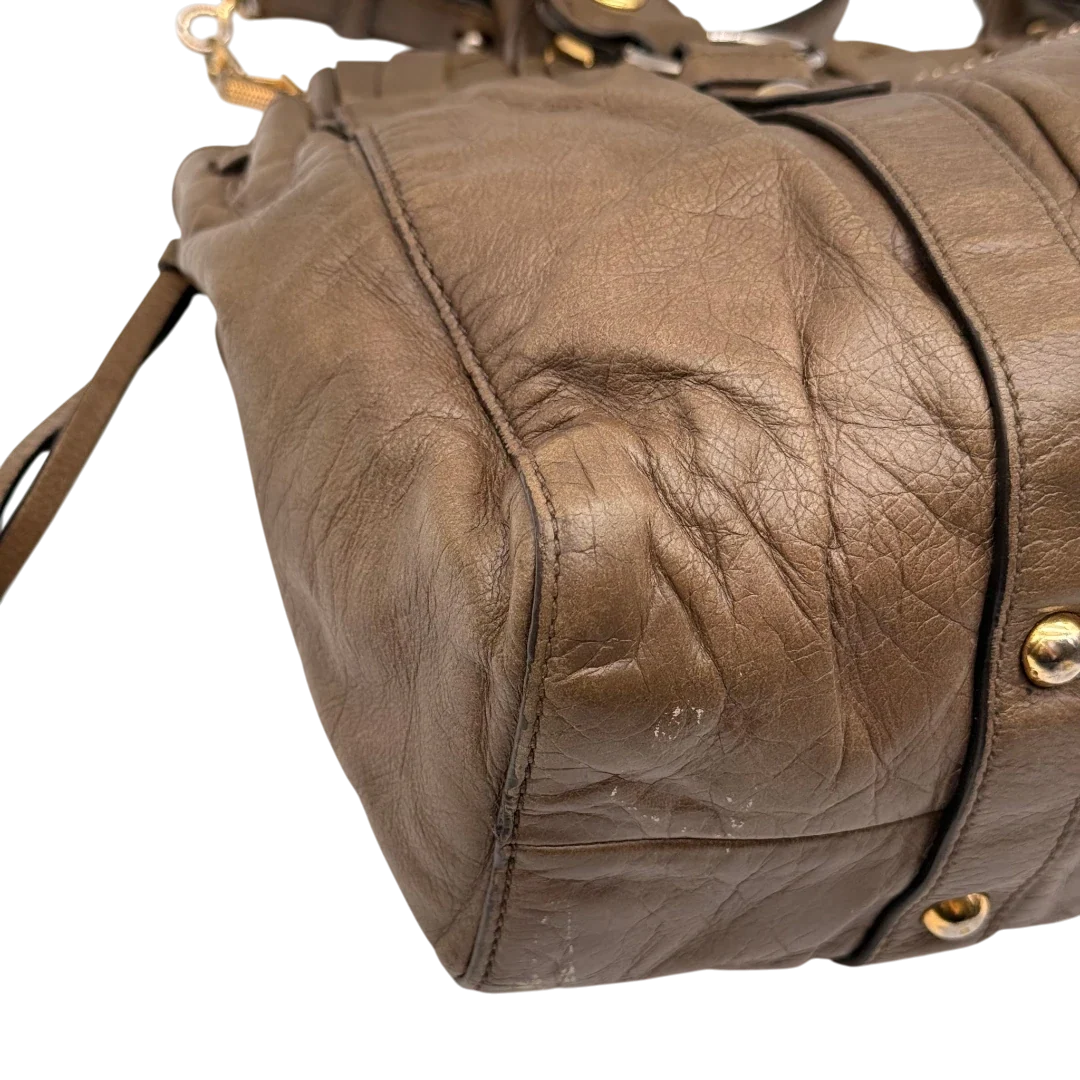 https://cdn.shopify.com/s/files/1/0564/9376/8855/files/Miu_Miu_Handtasche_Vitello_Lux_mit_Umhangegurt_aus_Leder_beige_10.webp?v=1784794035