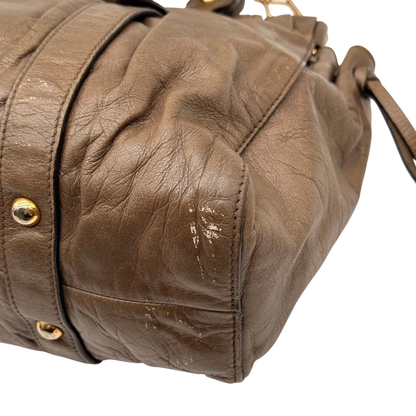 https://cdn.shopify.com/s/files/1/0564/9376/8855/files/Miu_Miu_Handtasche_Vitello_Lux_mit_Umhangegurt_aus_Leder_beige_11.webp?v=1784794035