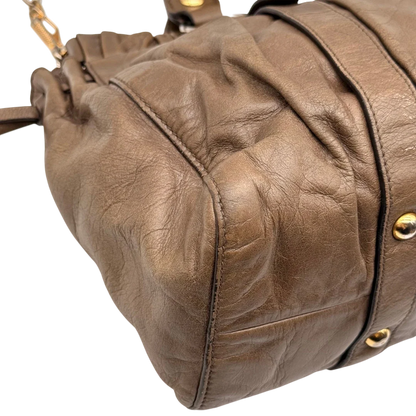 https://cdn.shopify.com/s/files/1/0564/9376/8855/files/Miu_Miu_Handtasche_Vitello_Lux_mit_Umhangegurt_aus_Leder_beige_12.webp?v=1784794035