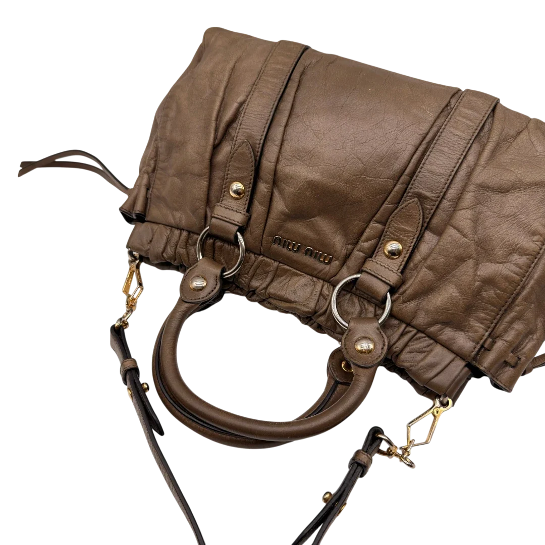 https://cdn.shopify.com/s/files/1/0564/9376/8855/files/Miu_Miu_Handtasche_Vitello_Lux_mit_Umhangegurt_aus_Leder_beige_14.webp?v=1784794035