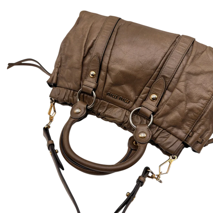 https://cdn.shopify.com/s/files/1/0564/9376/8855/files/Miu_Miu_Handtasche_Vitello_Lux_mit_Umhangegurt_aus_Leder_beige_14.webp?v=1784794035