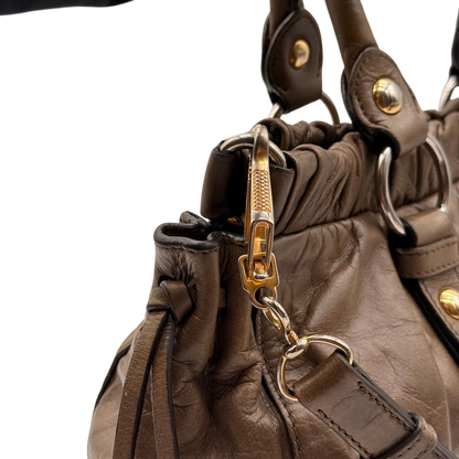https://cdn.shopify.com/s/files/1/0564/9376/8855/files/Miu_Miu_Handtasche_Vitello_Lux_mit_Umhangegurt_aus_Leder_beige_17.webp?v=1784794035