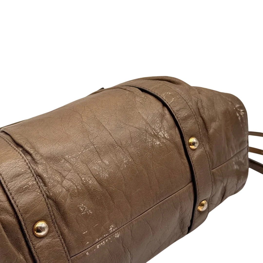 https://cdn.shopify.com/s/files/1/0564/9376/8855/files/Miu_Miu_Handtasche_Vitello_Lux_mit_Umhangegurt_aus_Leder_beige_18.webp?v=1784794035