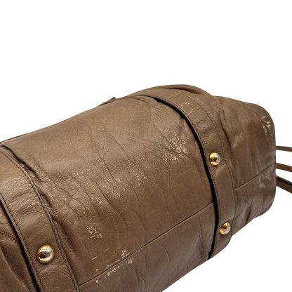 https://cdn.shopify.com/s/files/1/0564/9376/8855/files/Miu_Miu_Handtasche_Vitello_Lux_mit_Umhangegurt_aus_Leder_beige_18.webp?v=1784794035