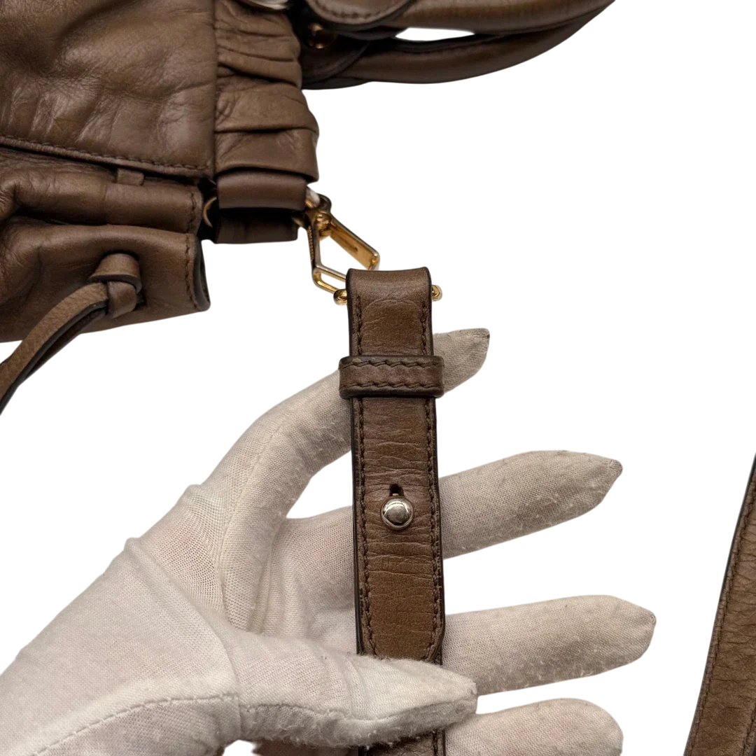 https://cdn.shopify.com/s/files/1/0564/9376/8855/files/Miu_Miu_Handtasche_Vitello_Lux_mit_Umhangegurt_aus_Leder_beige_19.webp?v=1784794035