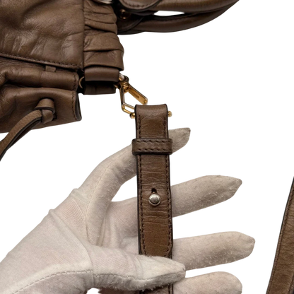 https://cdn.shopify.com/s/files/1/0564/9376/8855/files/Miu_Miu_Handtasche_Vitello_Lux_mit_Umhangegurt_aus_Leder_beige_19.webp?v=1784794035