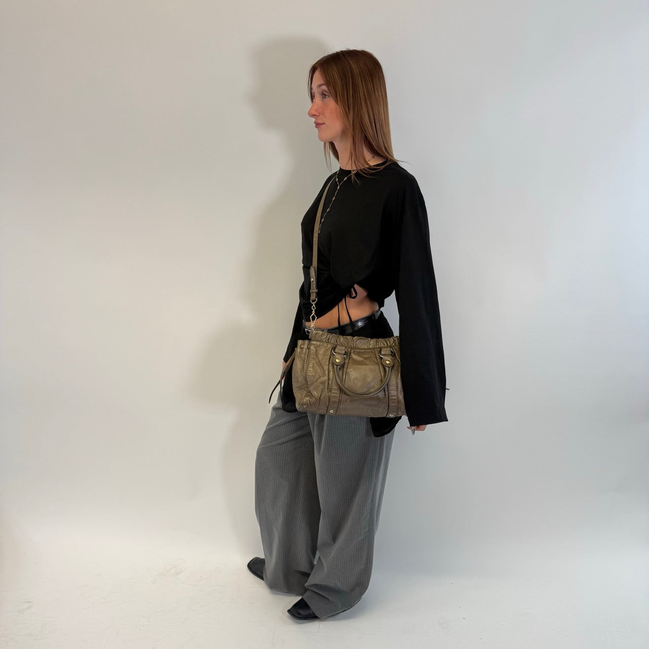 https://cdn.shopify.com/s/files/1/0564/9376/8855/files/Miu_Miu_Handtasche_Vitello_Lux_mit_Umhangegurt_aus_Leder_beige_2.jpg?v=1784794035