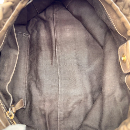 https://cdn.shopify.com/s/files/1/0564/9376/8855/files/Miu_Miu_Handtasche_Vitello_Lux_mit_Umhangegurt_aus_Leder_beige_21.webp?v=1784794036