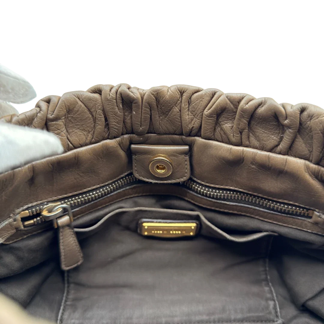 https://cdn.shopify.com/s/files/1/0564/9376/8855/files/Miu_Miu_Handtasche_Vitello_Lux_mit_Umhangegurt_aus_Leder_beige_22.webp?v=1784794035
