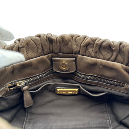 https://cdn.shopify.com/s/files/1/0564/9376/8855/files/Miu_Miu_Handtasche_Vitello_Lux_mit_Umhangegurt_aus_Leder_beige_22.webp?v=1784794035