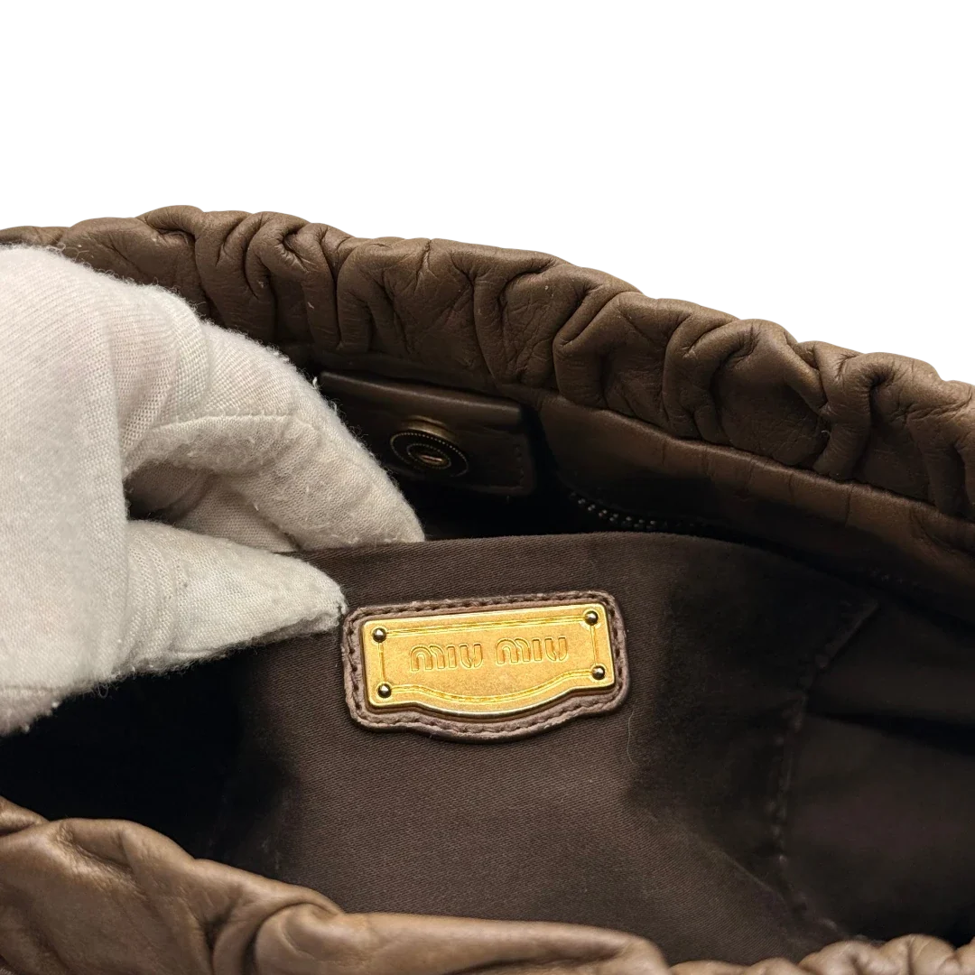 https://cdn.shopify.com/s/files/1/0564/9376/8855/files/Miu_Miu_Handtasche_Vitello_Lux_mit_Umhangegurt_aus_Leder_beige_23.webp?v=1784794035