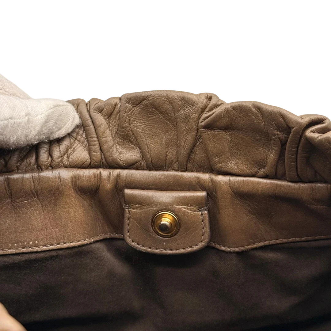 https://cdn.shopify.com/s/files/1/0564/9376/8855/files/Miu_Miu_Handtasche_Vitello_Lux_mit_Umhangegurt_aus_Leder_beige_24.webp?v=1784794035